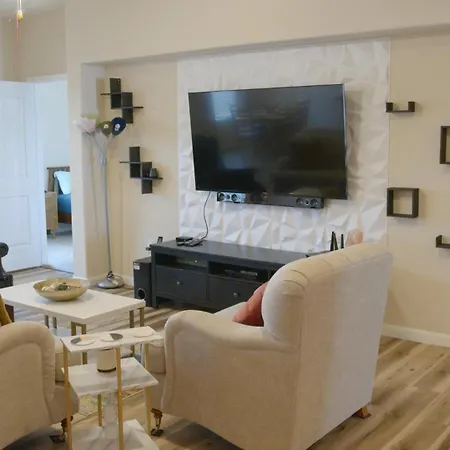Stylish 3 Bedroom Retreat Near Downtown And Outlet